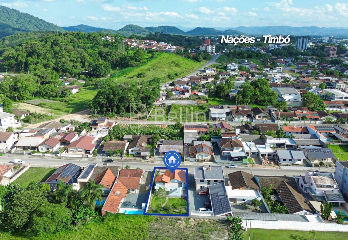 Casa com amplo terreno e área de festa no Bairro Nações, em Timbó