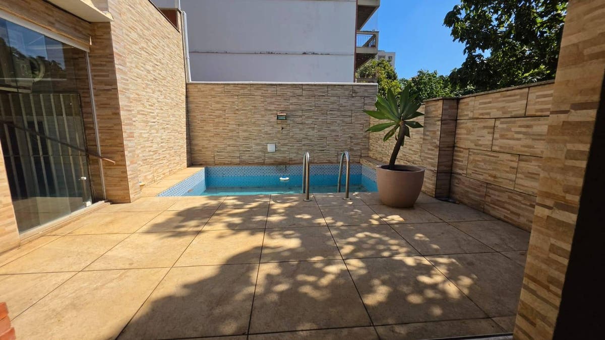 Casa Triplex à venda Rua Jerônimo de Lemos no Grajaú com 370m², 6 vagas, piscina, 20 painéis solares, 4 quartos com ar, suíte, terraço e reforma completa próximo ao Planalto do Chopp e todo comércio da região. - Casa em Grajaú, Rio de Janeiro - à venda - MIGUEZ IMOBILIÁRIA