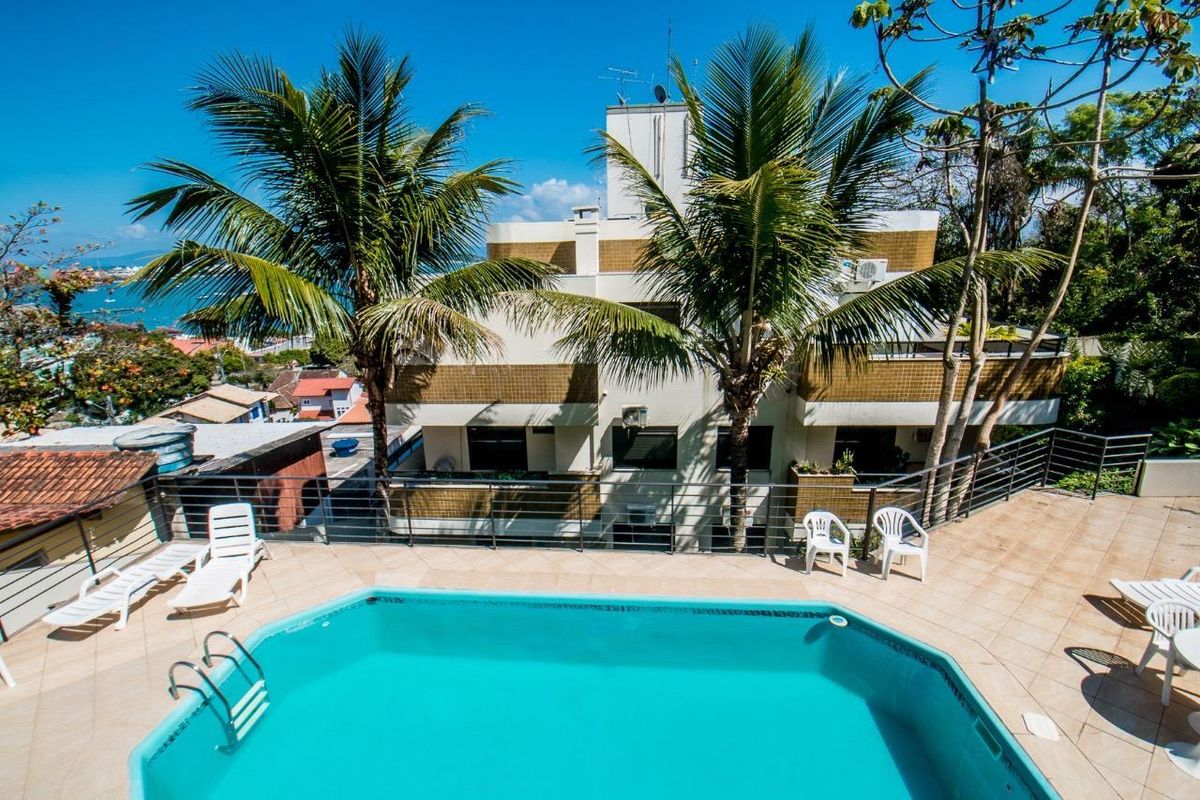 Apartamento de alto padrão a 50m do mar