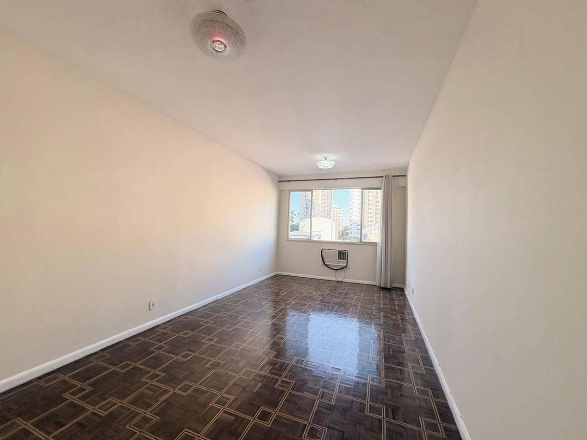 Apartamento para alugar na Rua Professor Gabizo. Apenas 750 metros do metrô Afonso Pena. Sol da manhã, sala, 3 quartos com suíte, copa cozinha com armários, dependências e 2 vagas de garagem. - Apartamento em Maracanã, Rio de Janeiro - para locação - MIGUEZ IMOBILIÁRIA
