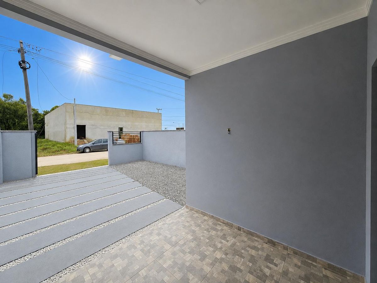 Casa a 300 metros do mar, 3 quartos sendo 1 suíte, parque