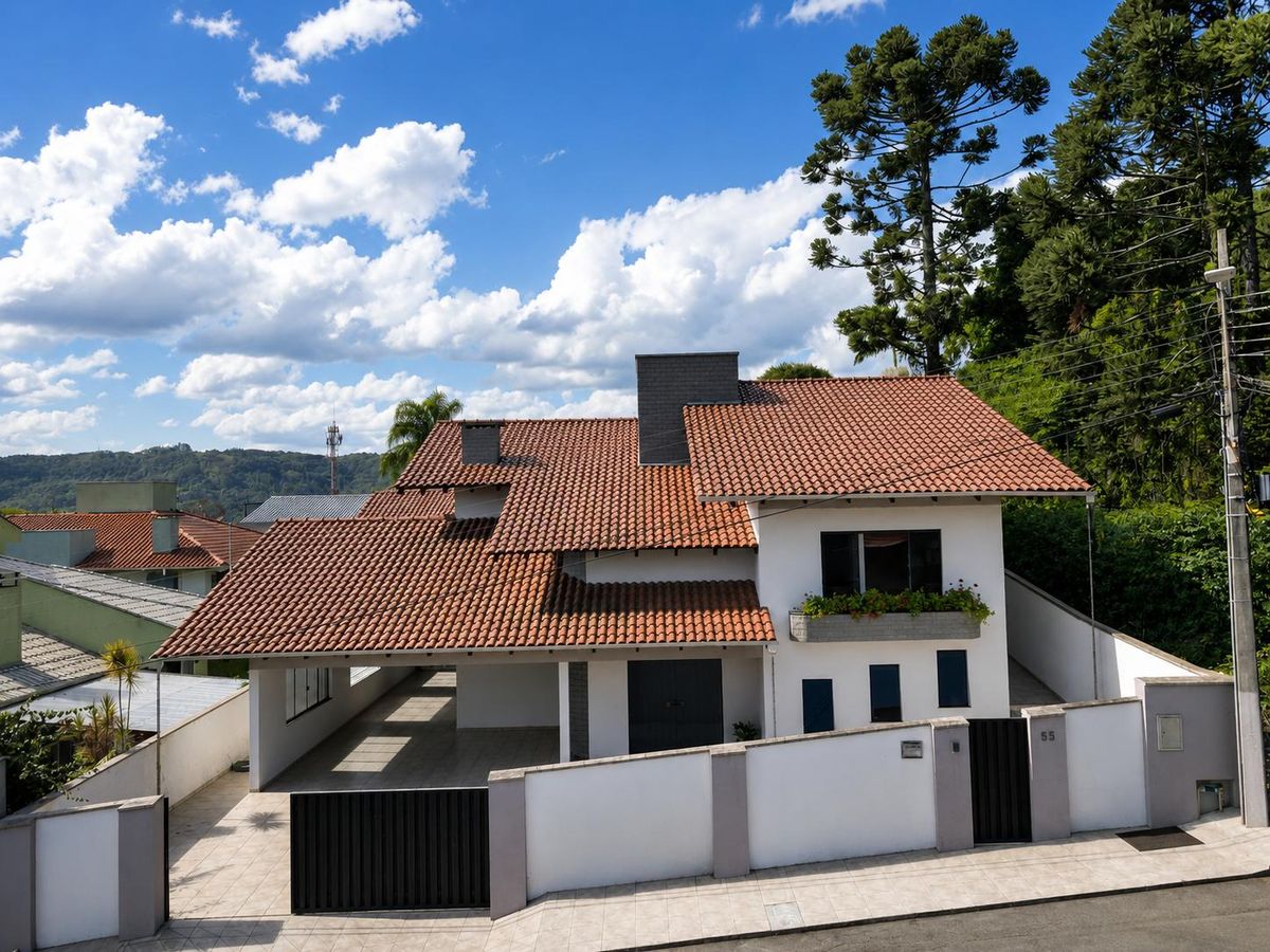 Casa de Alvenaria - Aluguel - 03 dormitórios - 343m2 - Semi Mobiliada - Piscina - Rua Pará - Eugênio Schneider - Rio do Sul