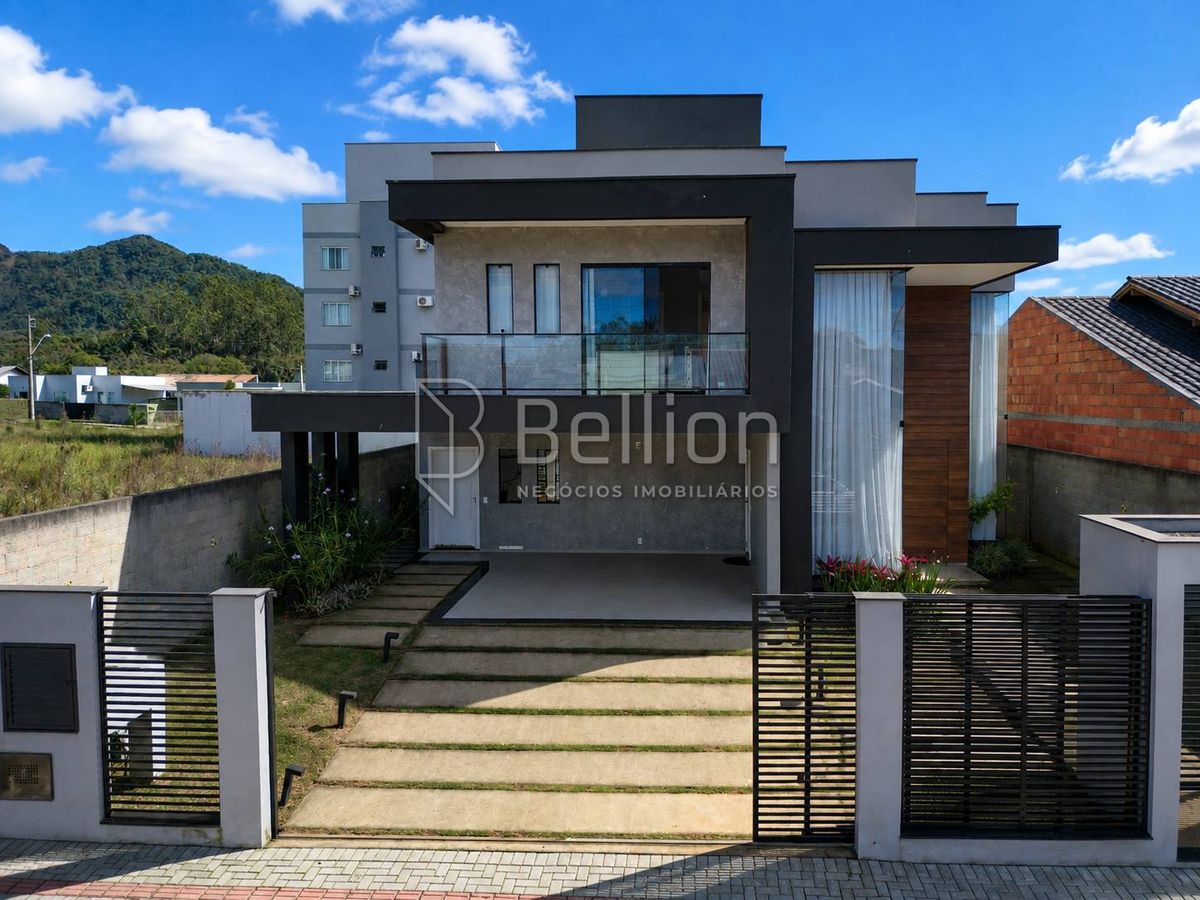 Casa de Alto Padrão, semi mobiliada à Venda na Divinéia em Rio dos Cedros 3 Quartos
