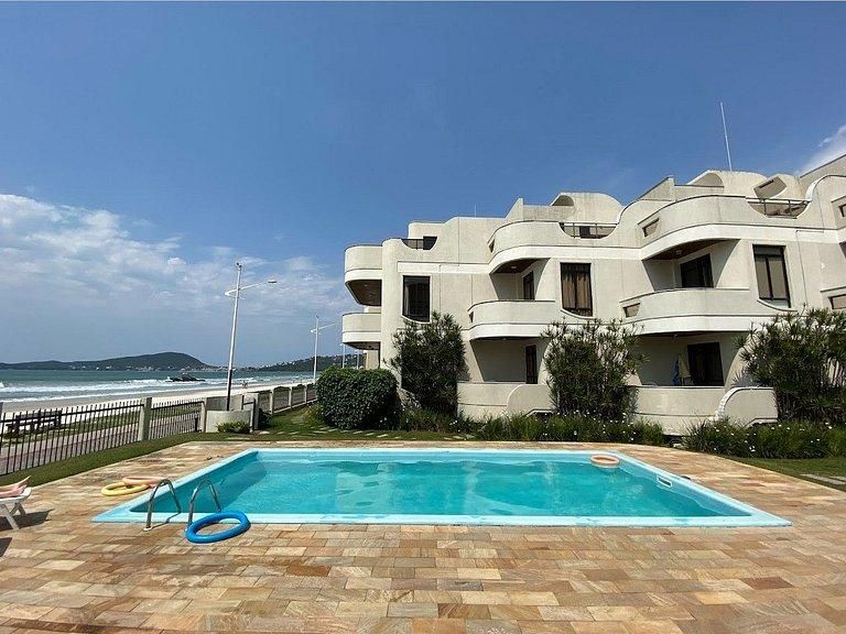Aluguel de Temporada em Bombinhas – Triplex Beira-Mar com 4 Quartos - Apartamento em Bombas, Bombinhas - para temporada - PAULA CRISTINA DA SILVA MINELLA NEGOCIOS IMOBILIARIOS LTDA