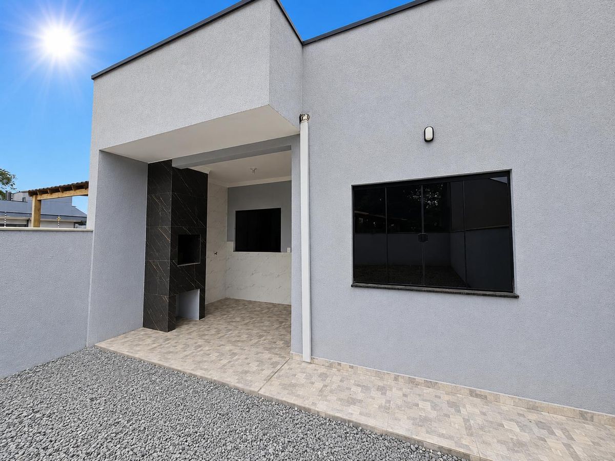 Casa a 300 metros do mar, 3 quartos sendo 1 suíte, parque