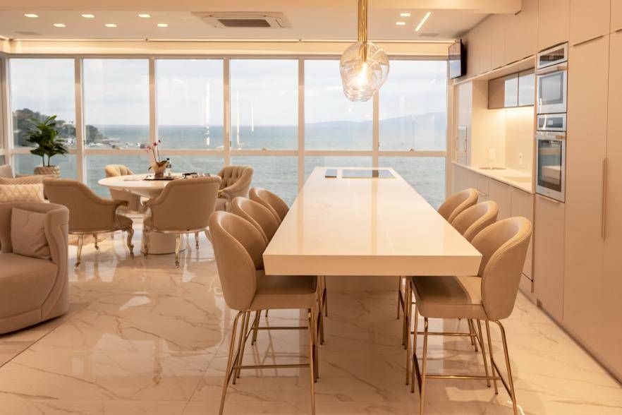 Cozinha e sala integradas com vista para o mar e janelas amplas