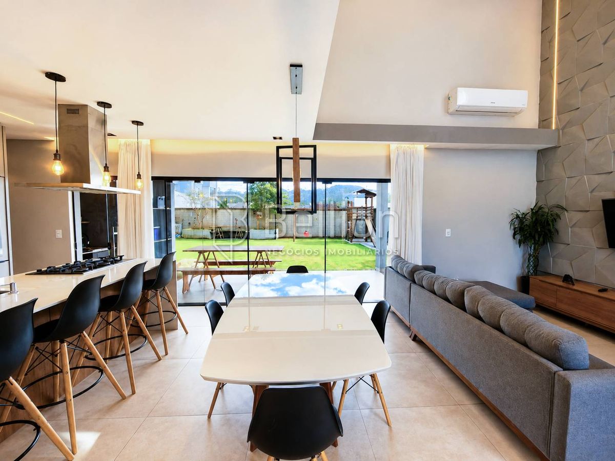 Casa de Alto Padrão, semi mobiliada à Venda na Divinéia em Rio dos Cedros 3 Quartos