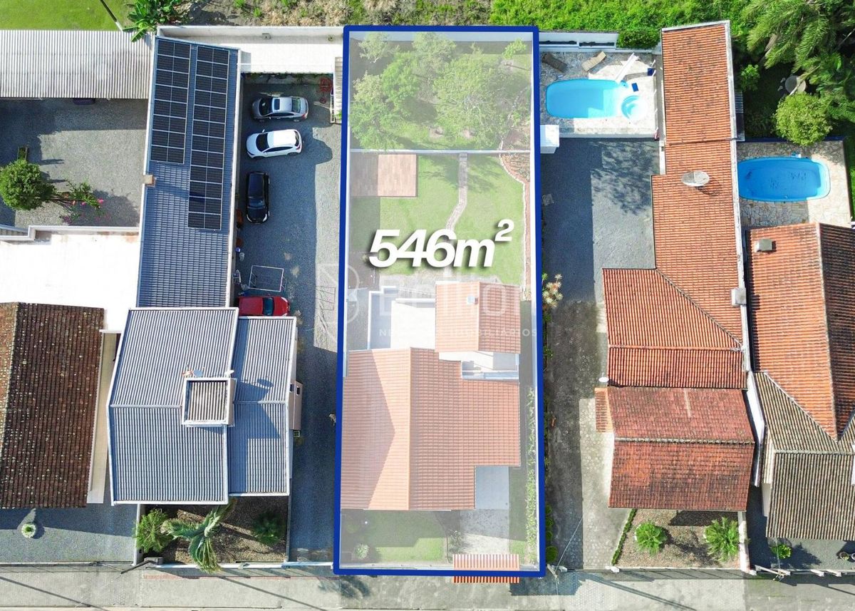 Casa com amplo terreno e área de festa no Bairro Nações, em Timbó