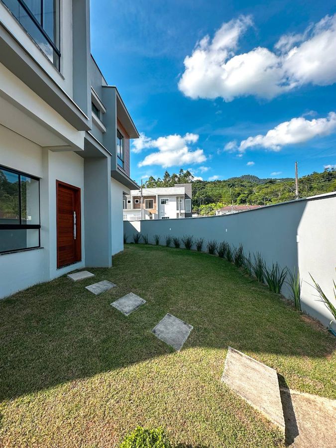 Geminado de Esquina com 1 Suíte + 2 Quartos no bairro Amizade
