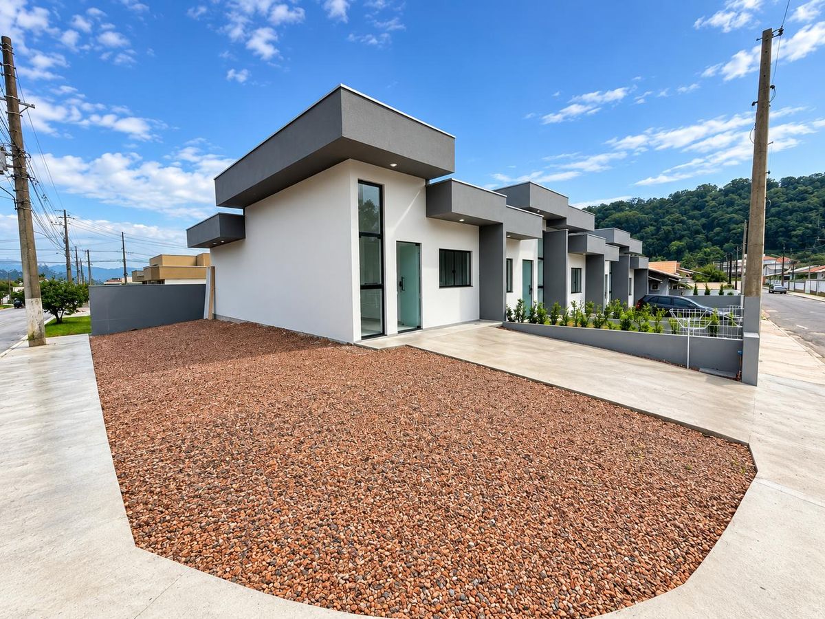 Fachada de casa com acabamento moderno em branco e cinza, área externa