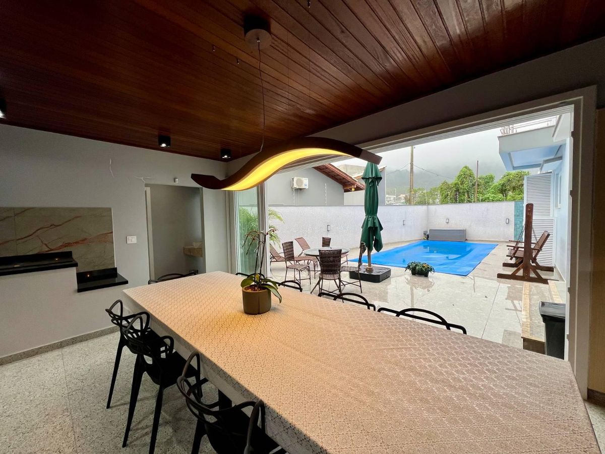 Casa alto padrão mobiliada e equipada na Praia de São Miguel - Penha/SC