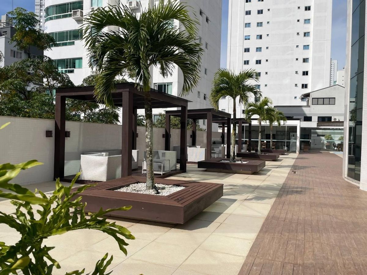 Apartamento mobiliado com 3 suítespara locação anual  no centro de Balneário Camboriú.