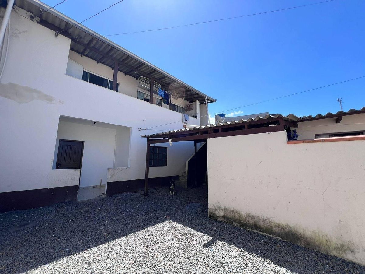 Casa 2 quartos em Murta, Itajaí, SC | Terreno com 3 casas e renda de R$ 5.100/mês