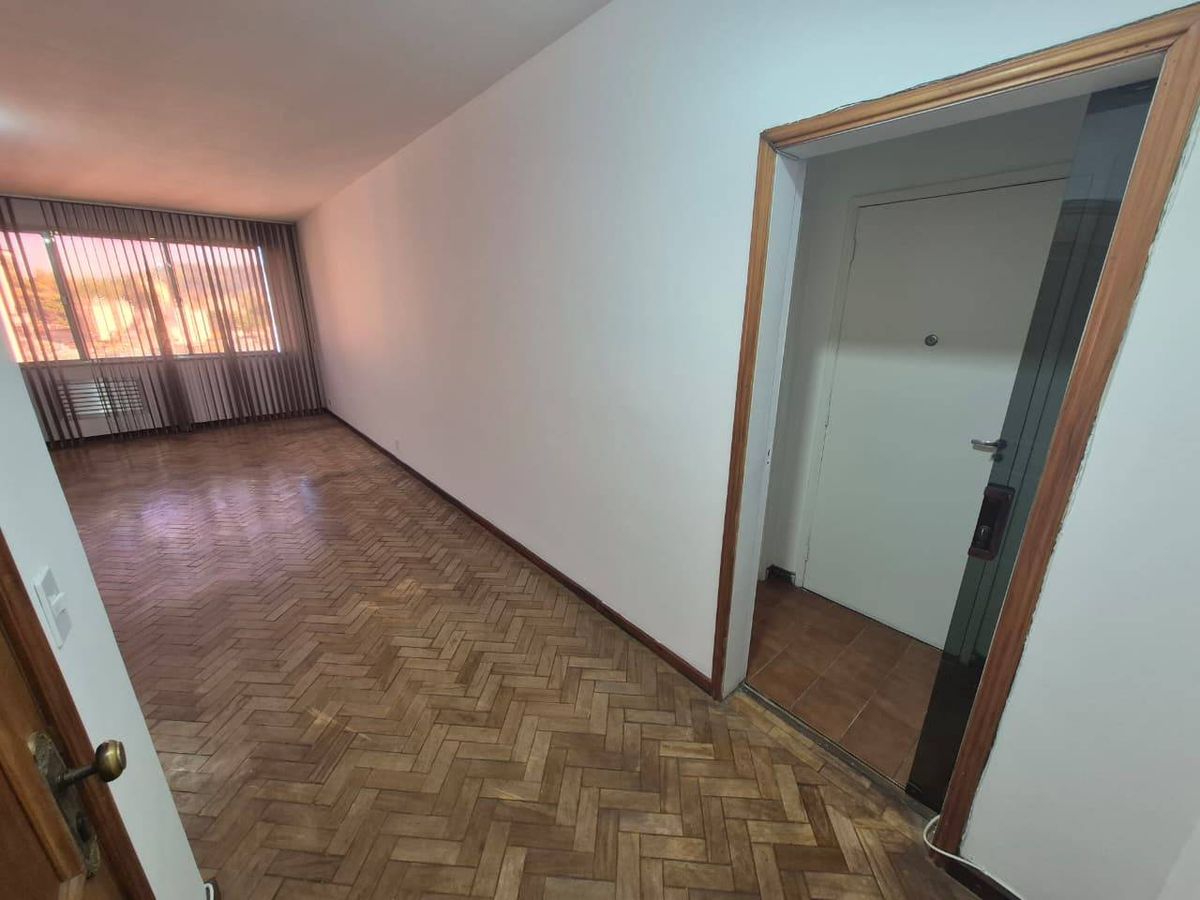 Espaçoso apartamento a venda na Rua Antônio Basílio, na Tijuca. Com 3 quartos, sendo 1 suíte e 2 vagas na garagem. Próximo a estação de metrô Uruguai - Apartamento em Tijuca, Rio de Janeiro - à venda - MIGUEZ IMOBILIÁRIA