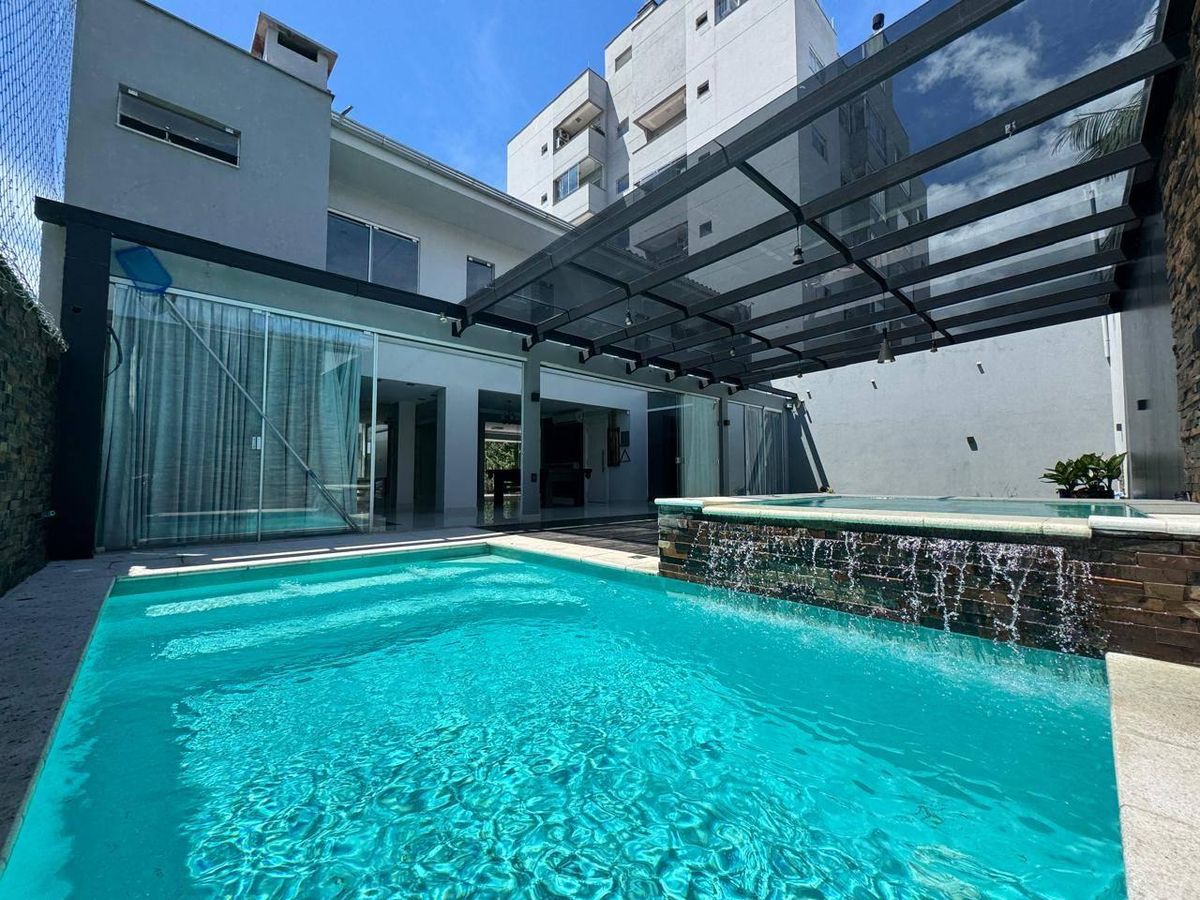 Casa no Centro de Jaraguá do Sul à Venda com Quatro Suítes sendo Uma Master - Casa em Centro, Jaraguá do Sul - à venda - Imobiliária SMART