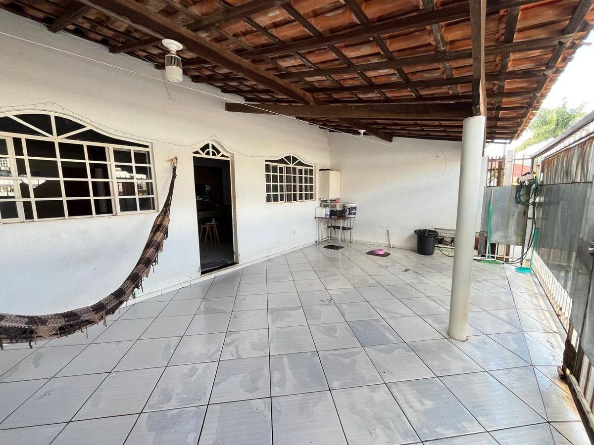 Oportunidade Vendo uma casa na Qr 210 Samambaia Norte Próximo ponto de ônibus, estação de metrô, bancos, supermercados ,escolas, pets farmarçias, restaurantes e diversos comerços locais. - Casa em Samambaia Norte (Samambaia), Brasília - à venda - Silvio Assessoria Imobiliaria