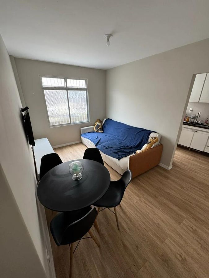 Apartamento a venda totalmente reformado, mobiliado e com garagem coberta no Jardim Atlântico – Florianópolis