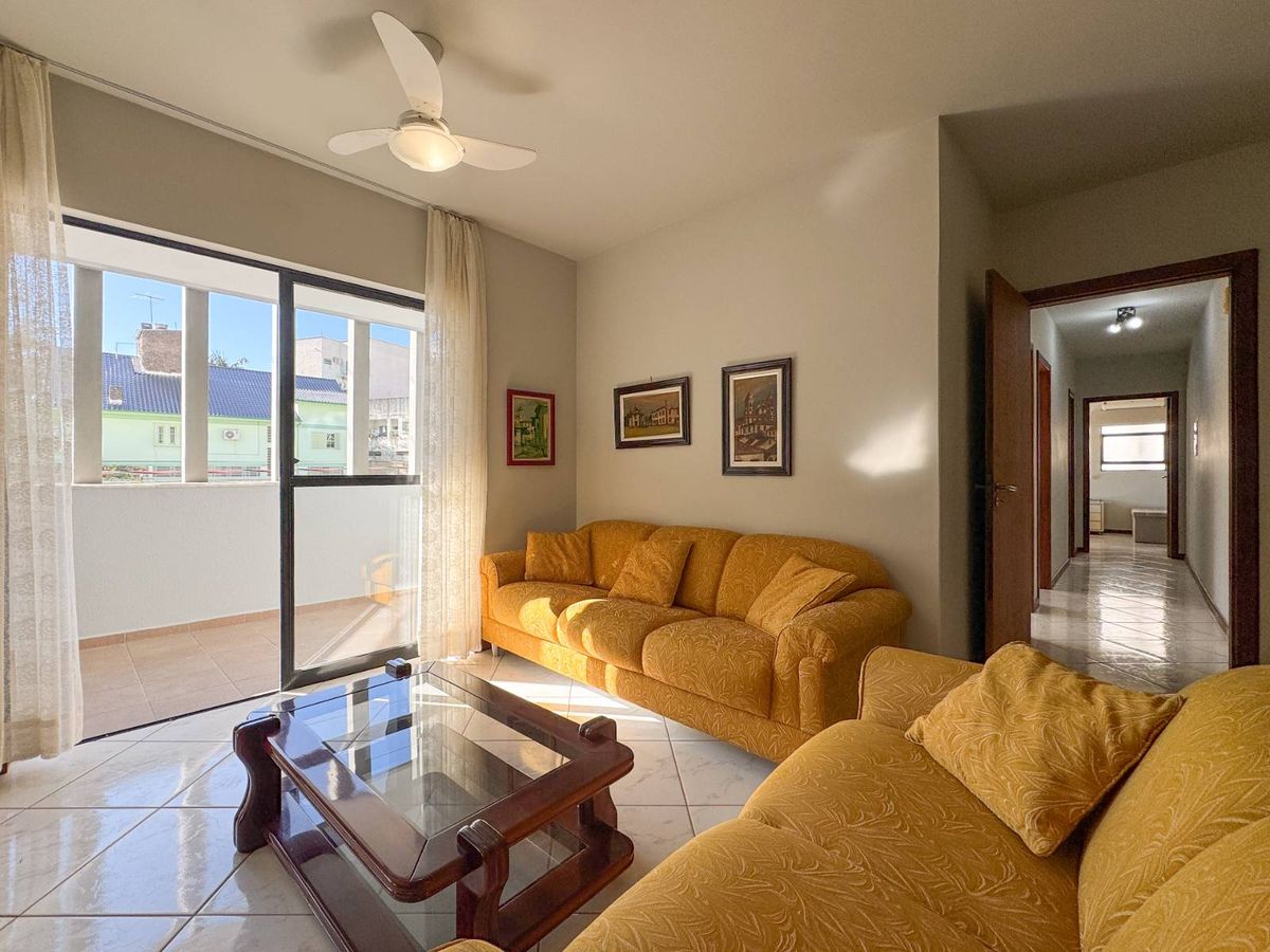 Apartamento mobiliado com 3 dormitórios e área externa no Centro
