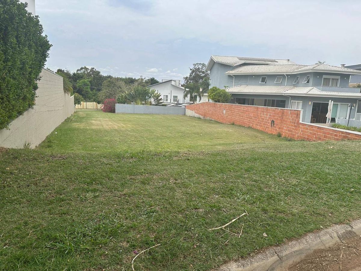 Contemporâneo, residencial, volumetria, telhado inclinado, muro ladrilho