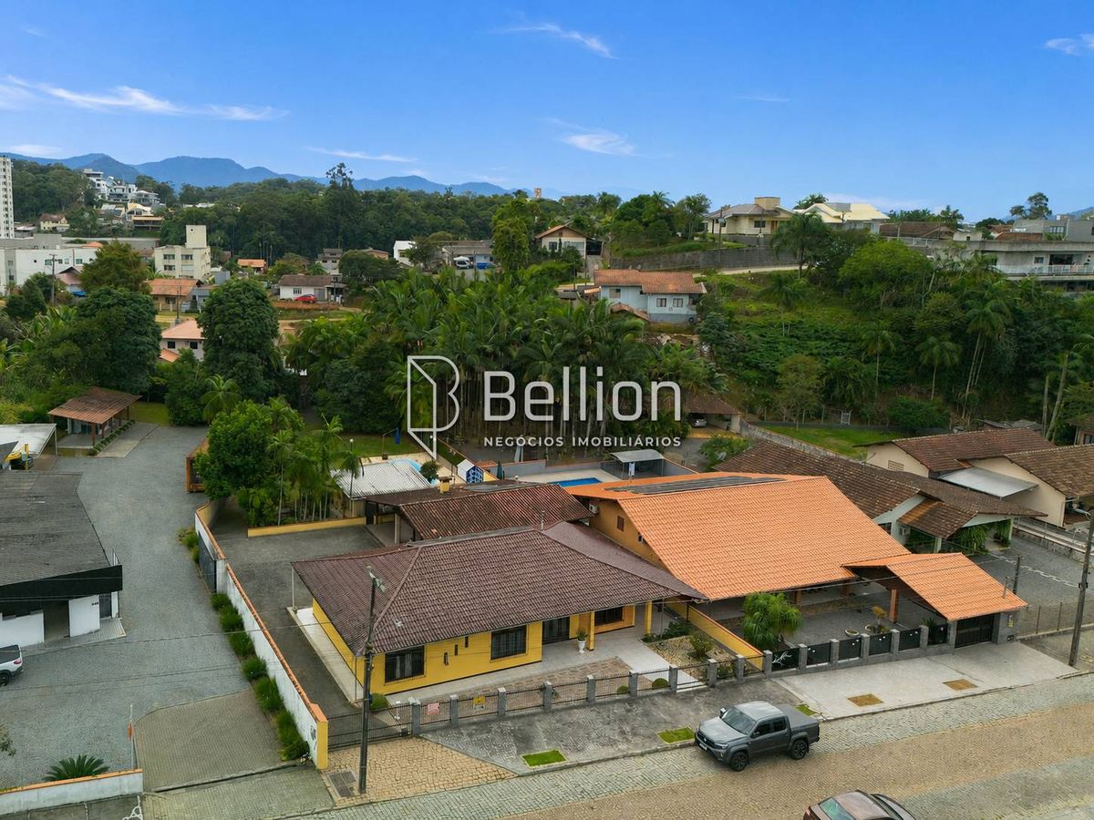 Casa com terreno amplo e lazer completo no Bairro dos Estados, em Timbó!