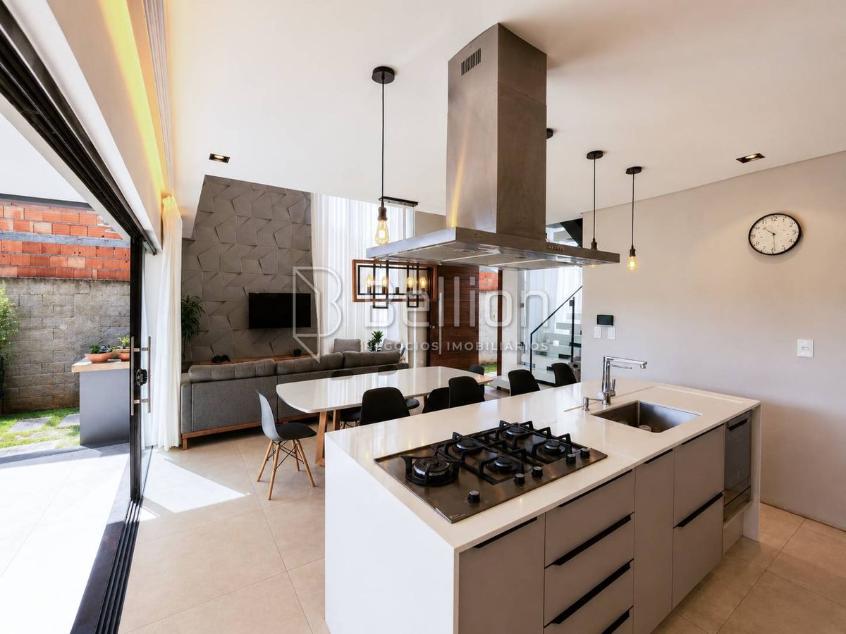 Casa de Alto Padrão, semi mobiliada à Venda na Divinéia em Rio dos Cedros 3 Quartos