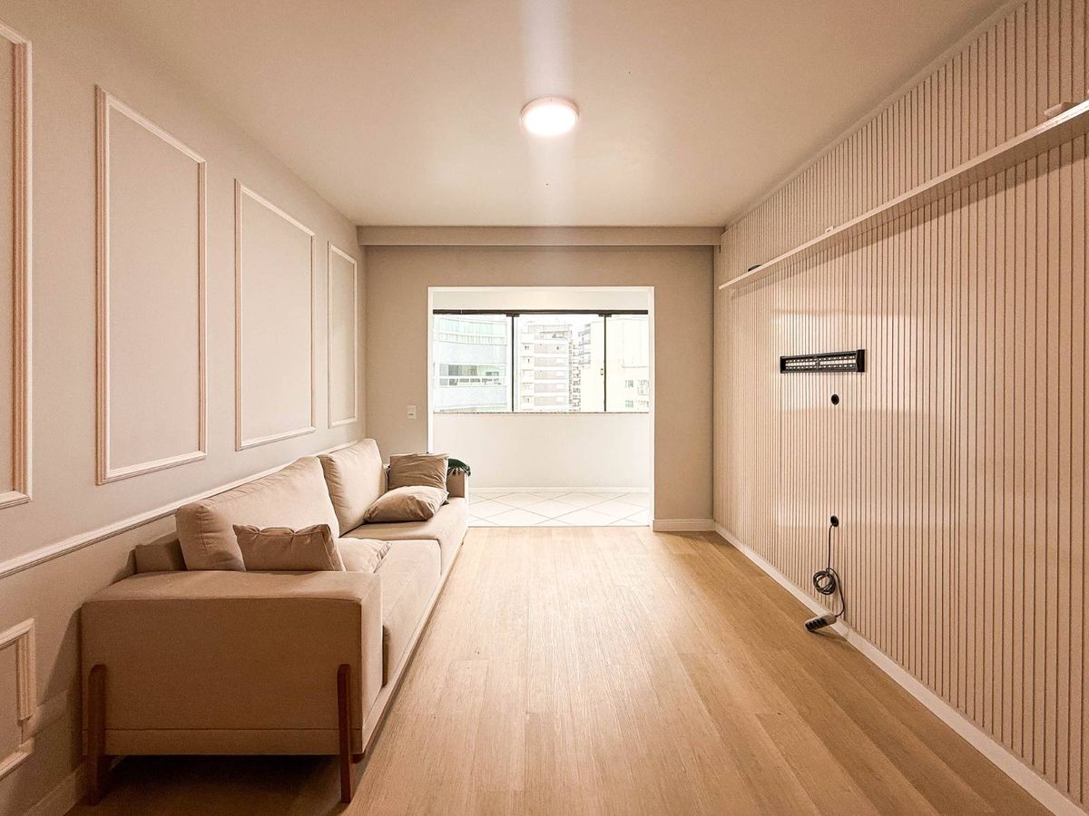 Apartamento semimobiliado para locação anual na quadra do mar em Balneário Camboriú - Apartamento em Centro, Balneário Camboriú - para locação - Desc Imóveis
