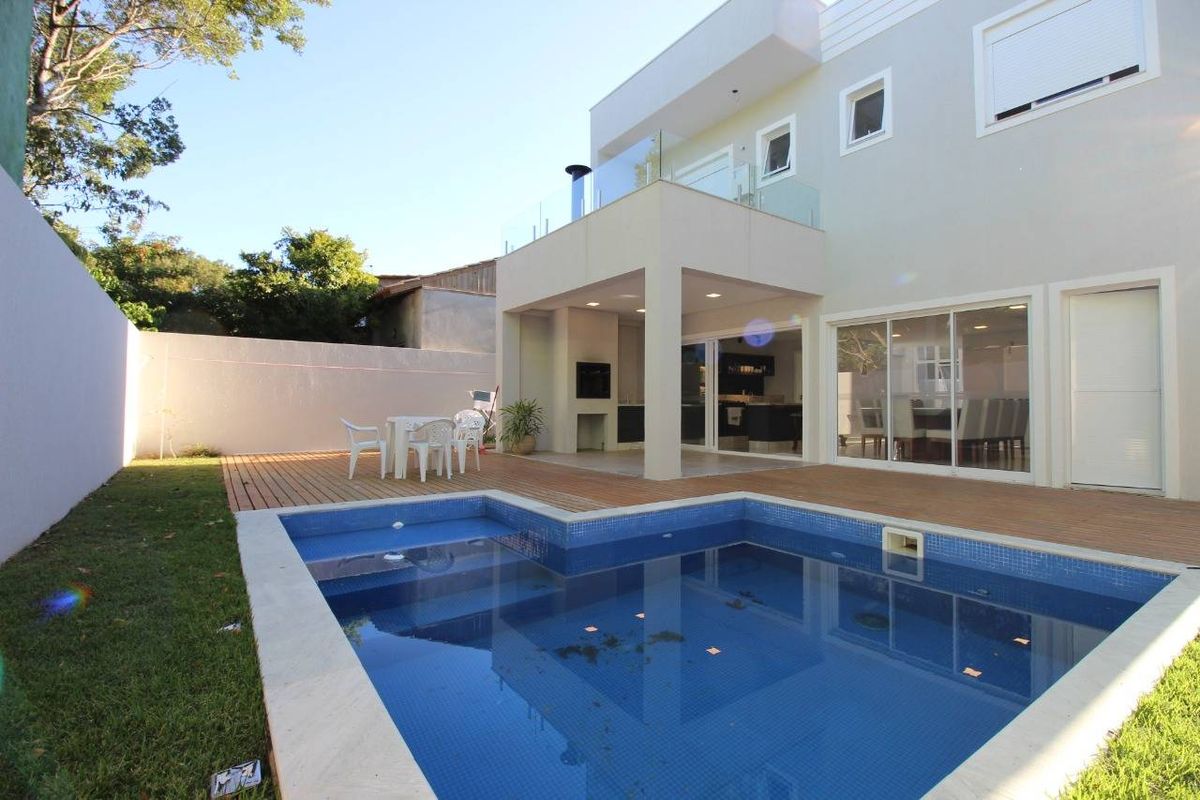 Casa com piscina 4 quartos em Mariscal  -  Bombinhas SC