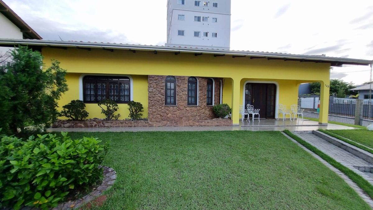 Aluguel Casa 03 Dormitórios (sendo 01 suíte) no Centro de Camboriú