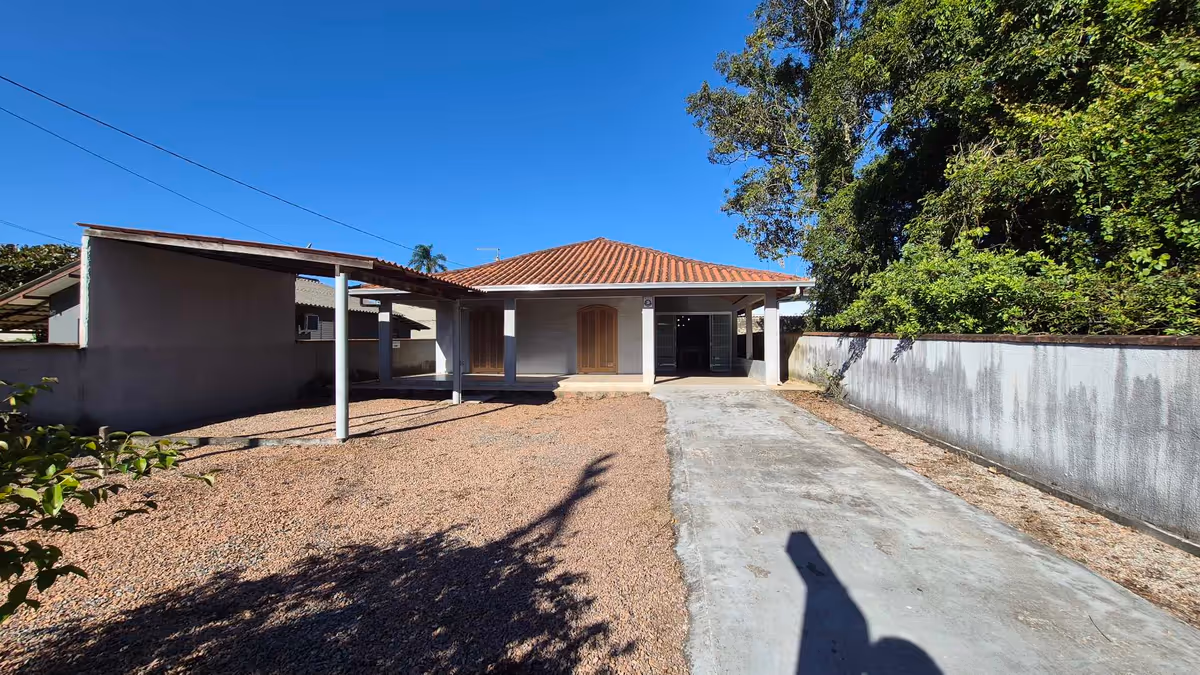 Casa sozinha no terreno com 03 quartos e 02 banheiros sociais, apenas 700 metros do mar, à venda em Itapoá/SC, no Balneário Brasilia - Casa em Itapema do Norte, Itapoá - à venda - Âncora Imóveis Assessoria Imobiliária LTDA