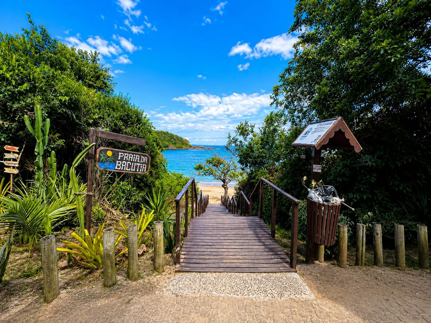 Praia de Bacutia na Enseada Azul em Guarapari ES