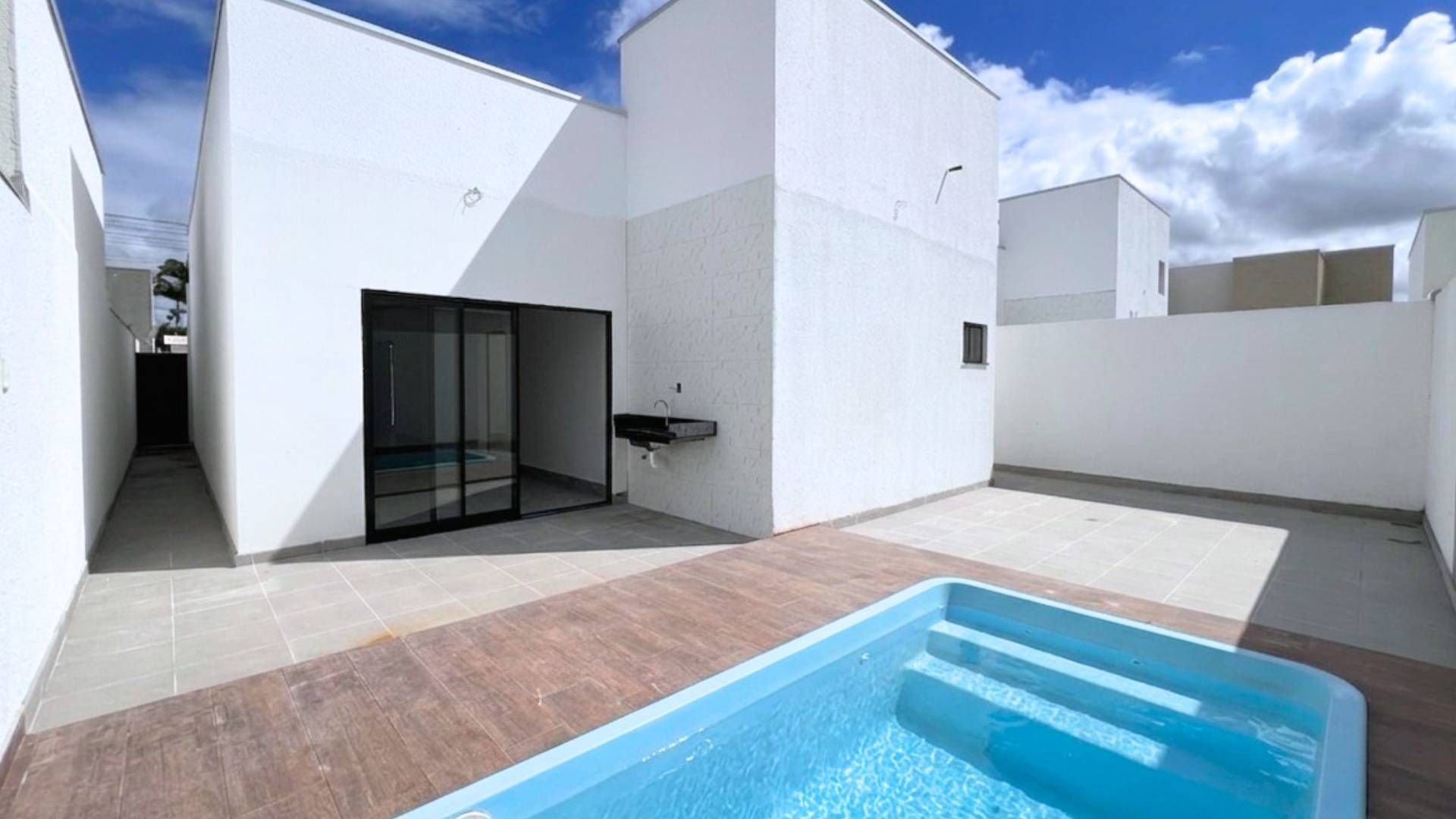 Casa em Condomínio - de 2 Quartos (Sendo uma Suíte) c/ Piscina e Sala de Estar Ampla - Casa de Condomínio em Kaikan Sul, Teixeira de Freitas - para locação - Administra Imóveis - LTDA
