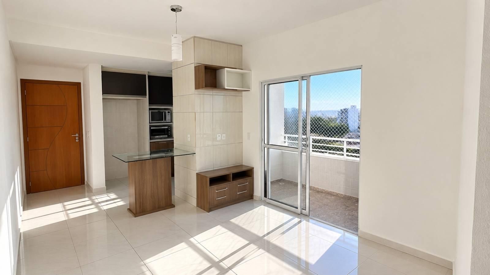 Sala com acabamento liso em tinta branca e piso de porcelanato.