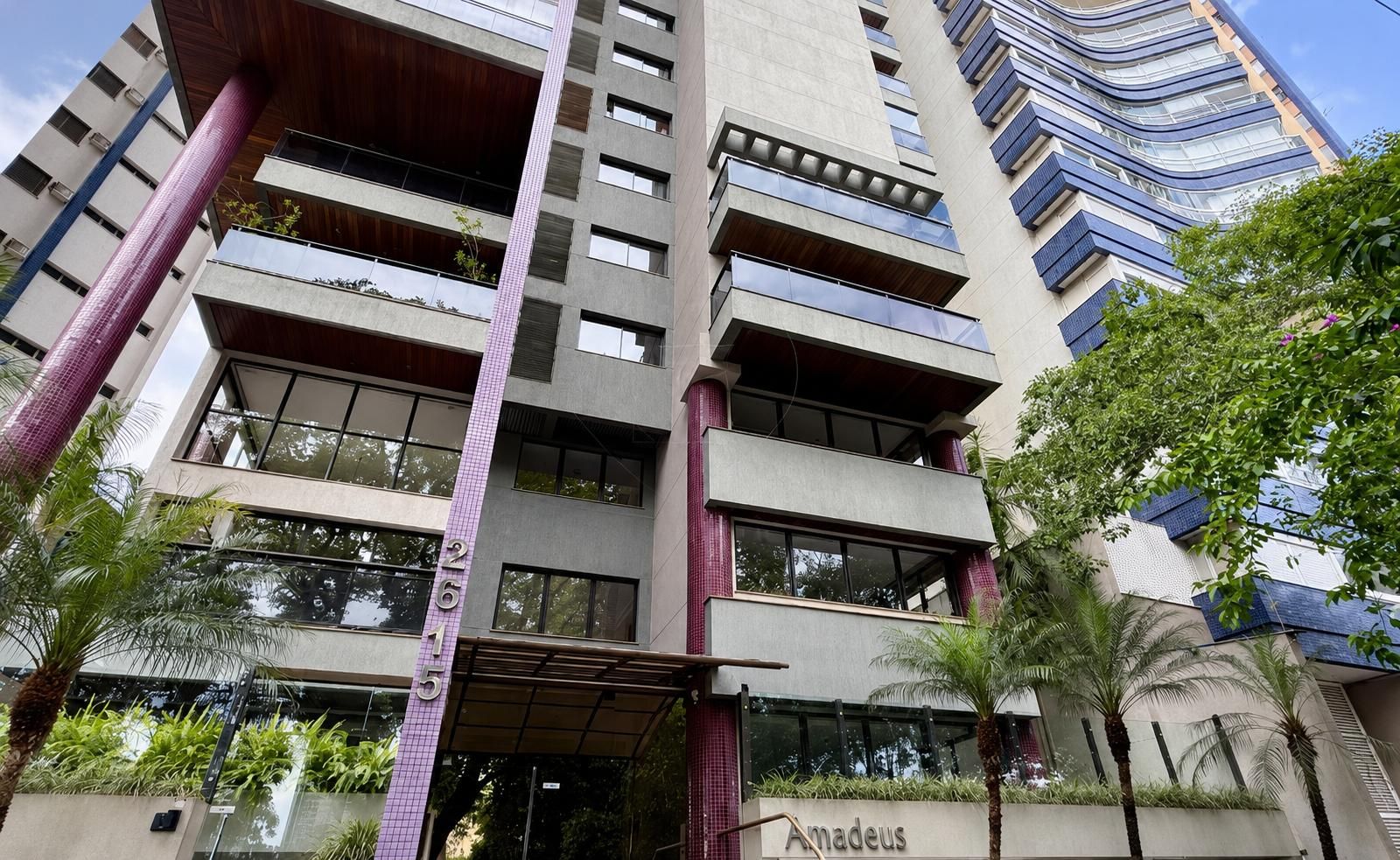 Apartamento à venda com 03 quartos, 01 por andar Alto Padrão - Condomínio Residencial Amadeus - Centro