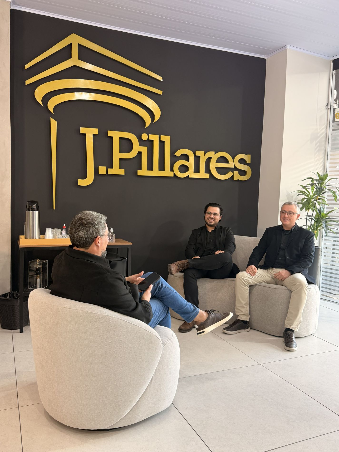 Equipe da J.Pillares reunida no escritório em Rio do Sul