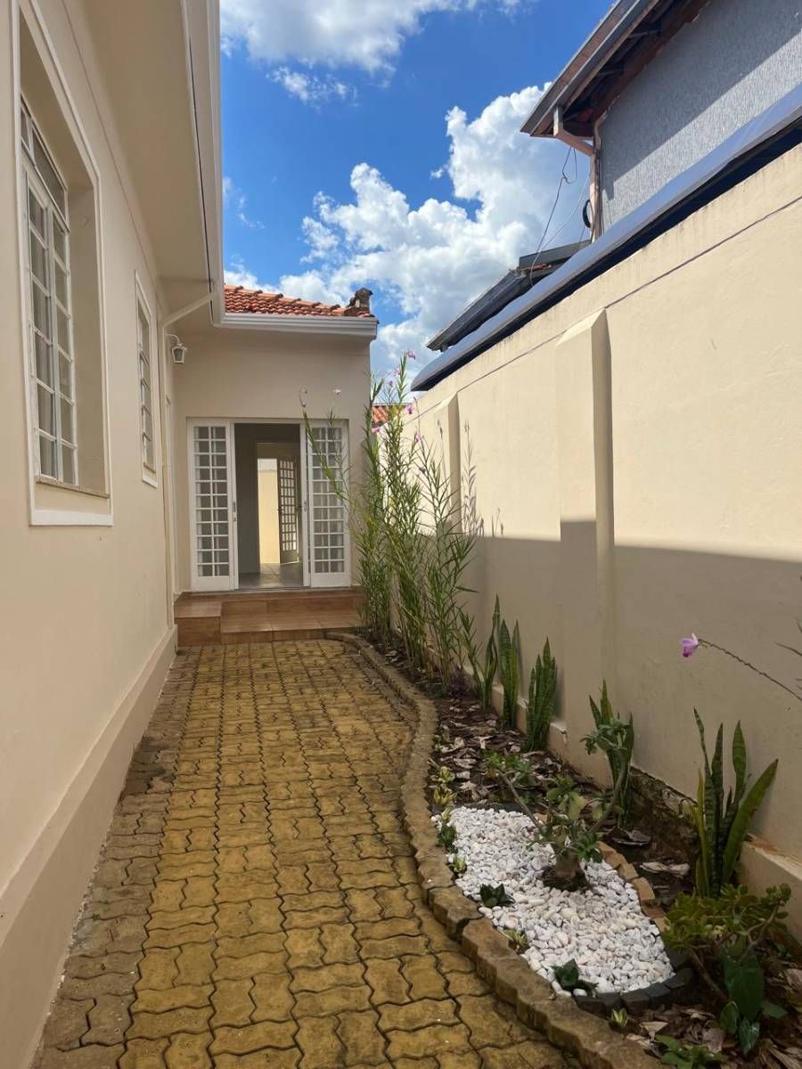 Casa à Venda e para Alugar no Centro de Avaré com 4 Salas, Recepção e Quintal nos Fundos