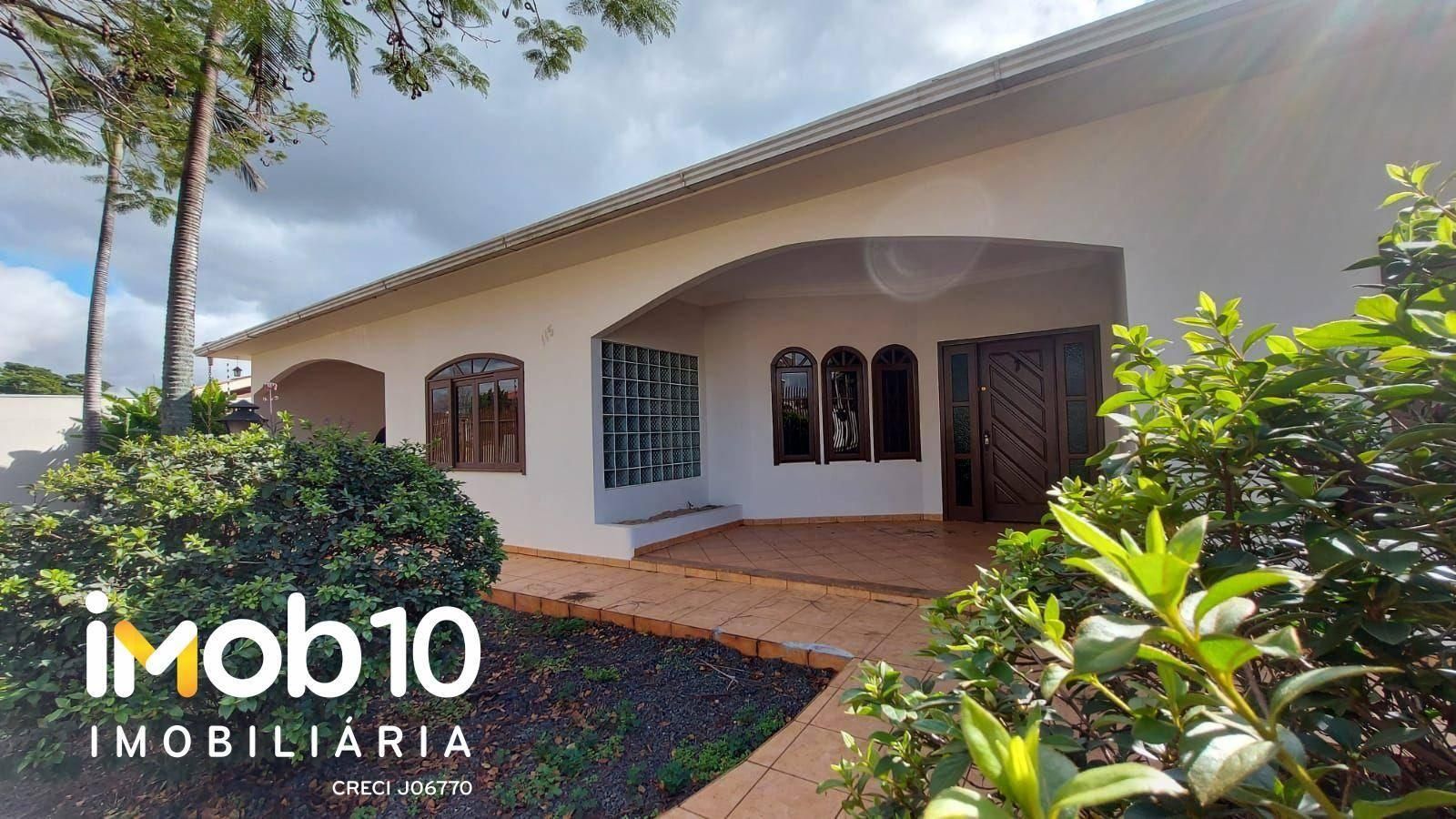 CASA COM 4 QUARTOS E PISCINA A VENDA NO BAIRRO PANORAMA EM FOZ DO IGUAÇU - PR