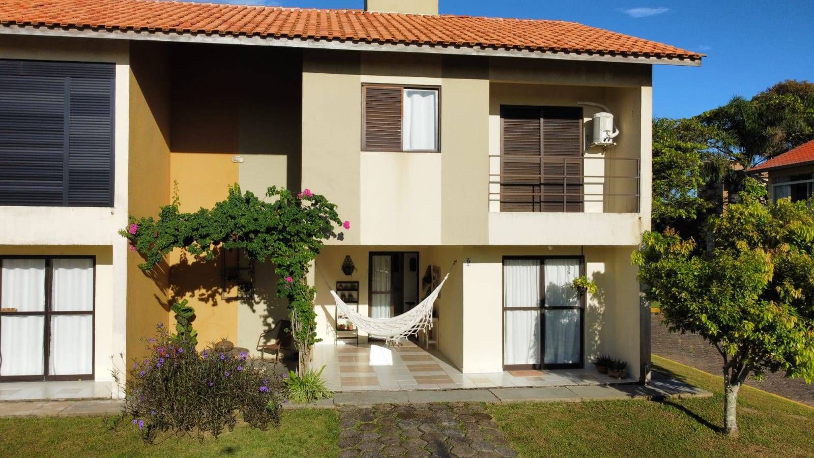 Sobrado de Esquina em Condomínio – A Apenas 50 Metros do Mar - Casa em Barra do Sai, Itapoá - à venda - BESEN IMOBILIÁRIA LTDA
