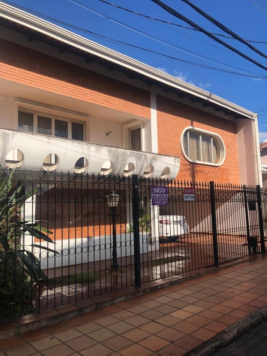Sobrado para Alugar no Centro de Avaré com 3 Quartos, 2 Salas, Garagem Coberta para 2 Carros e Edícula nos Fundos