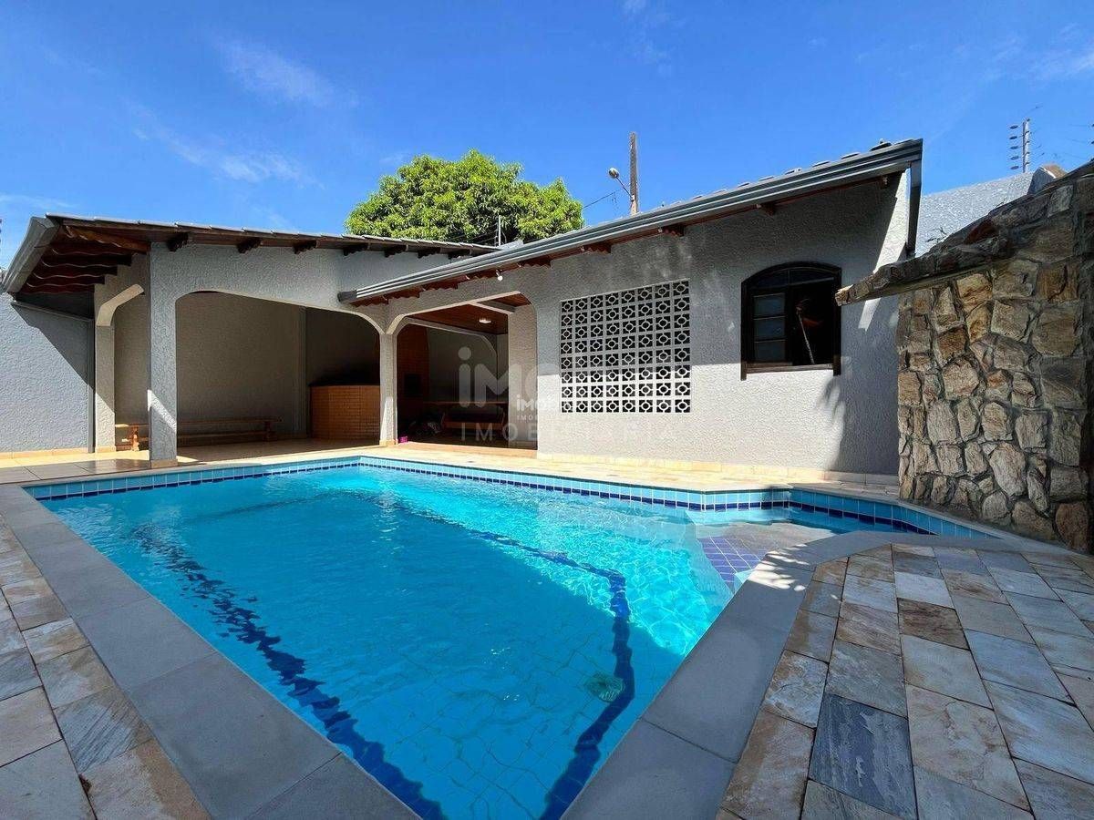 CASA TERREA COM PISCINA À VENDA NO JARDIM SAN RAFAEL - FOZ DO IGUAÇU/PR