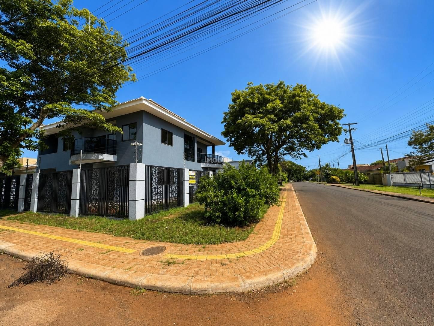 SOBRADO COM 6 QUARTOS COM PISCINA PARA ALUGUEL OU VENDA NO BAIRRO JARDIM IPÊ EM FOZ DO IGUAÇU - PR
