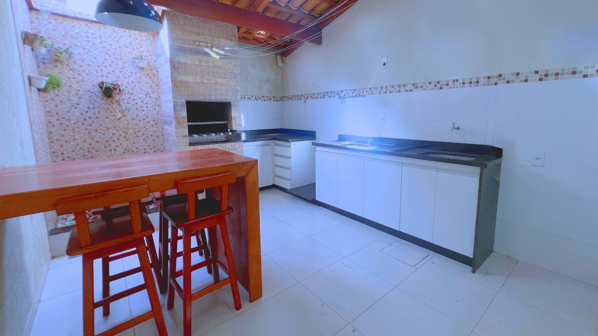 Duplex em Condomínio - C/ Área Gourmet Completa - Casa de Condomínio em Vila Verde, Teixeira de Freitas - para locação - Administra Imóveis - LTDA