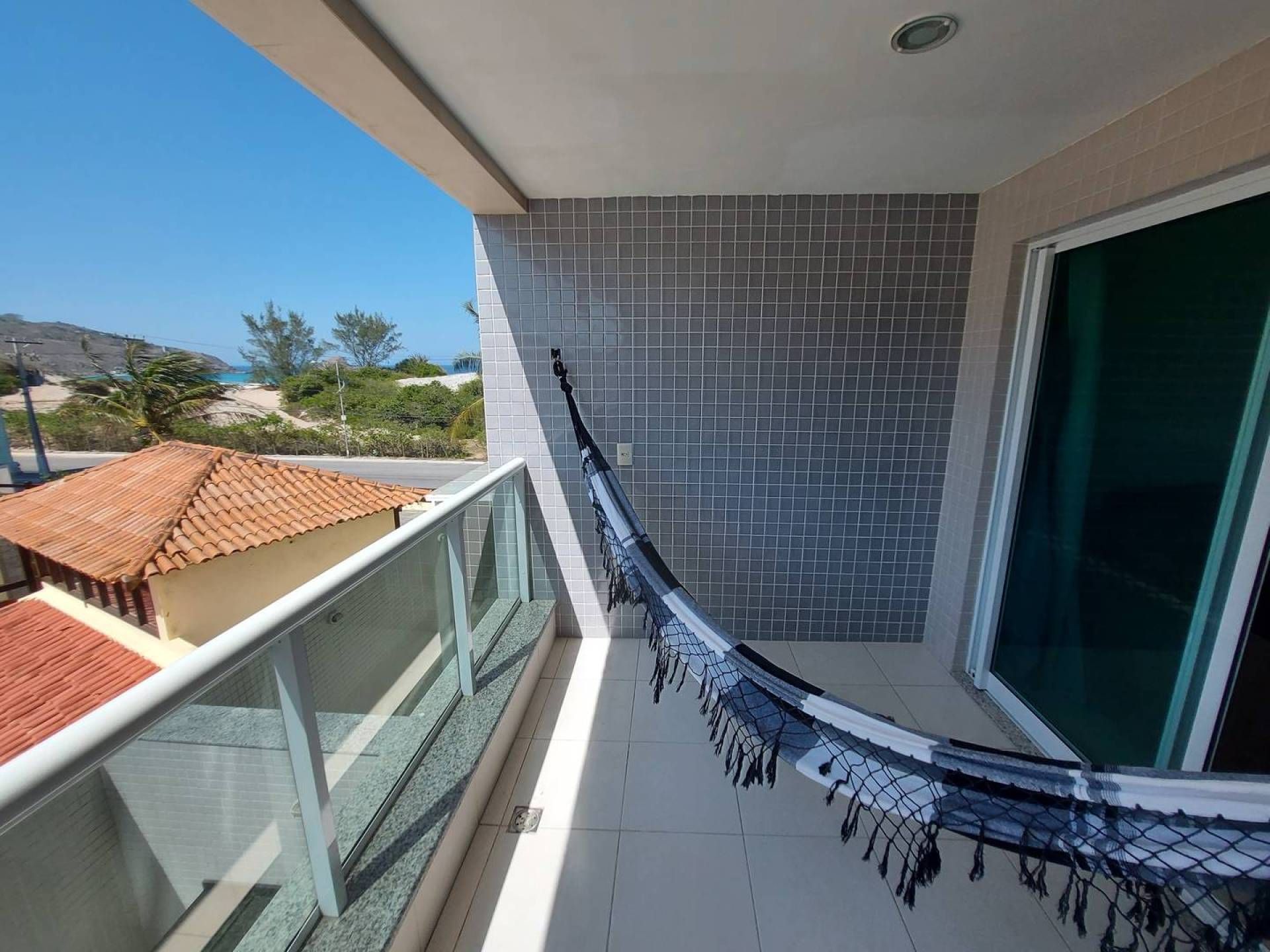 Apartamento com Ar condicionado e vista lateral - Apartamento em Praia Grande, Arraial do Cabo - para temporada - Imobiliaria Praiana do Cabo LTDA ME