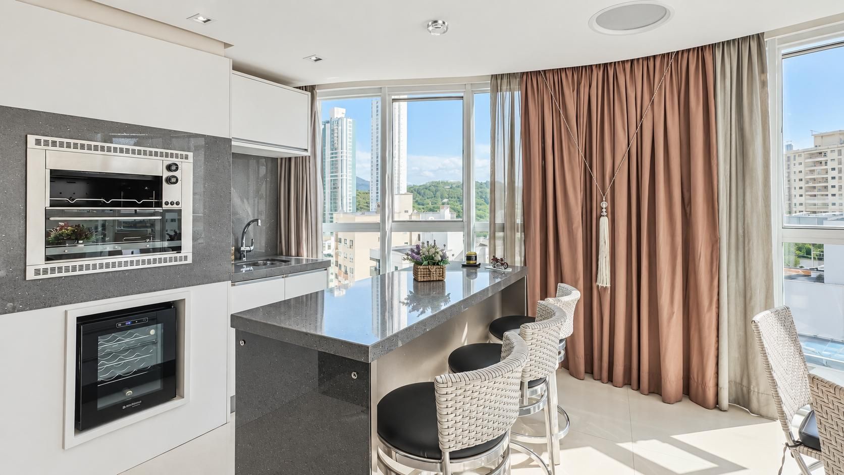 Apartamento com 3 dormitórios e 4 vagas no Le Majestic - Apartamento em Centro, Balneário Camboriú - à venda - Nobilitá Imobiliária
