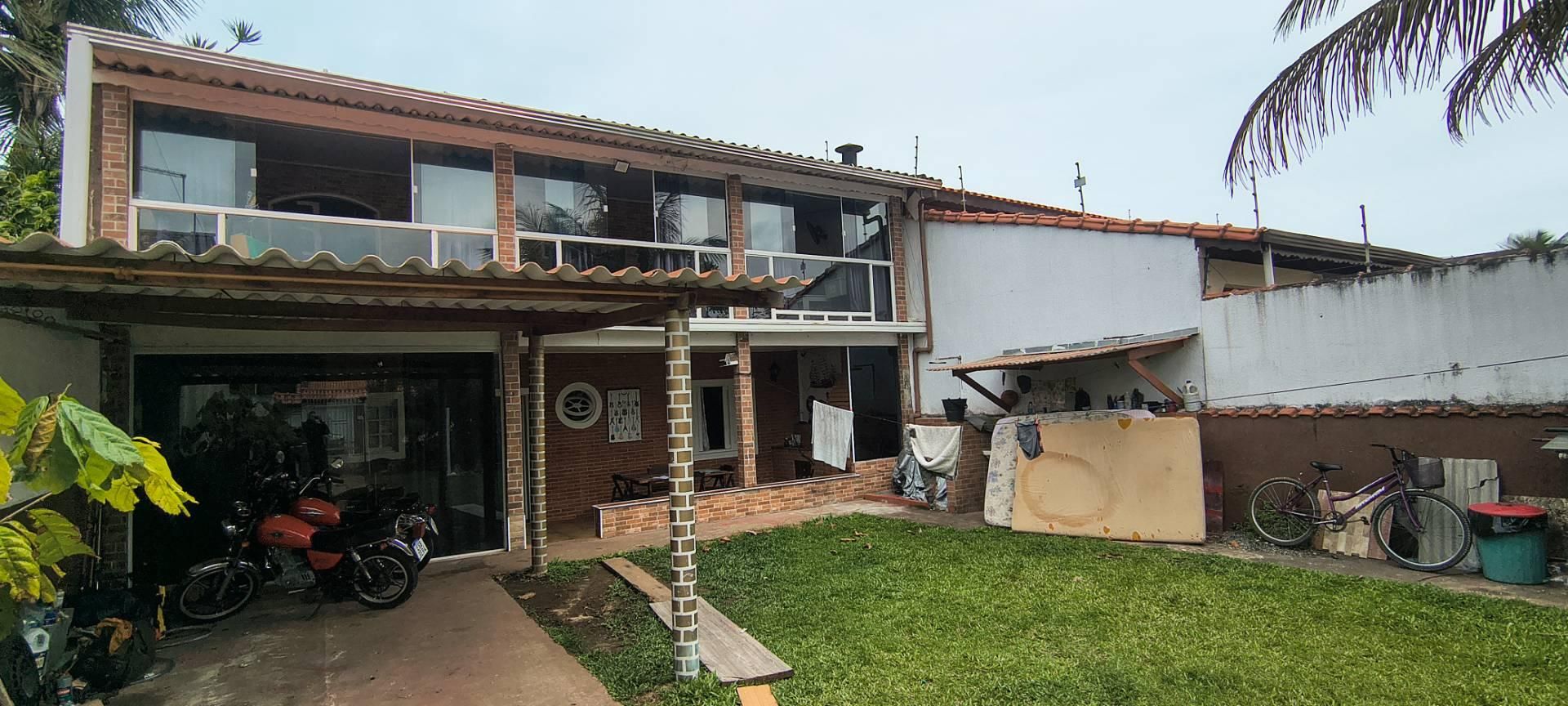 fachada residencial tijolos e vidro