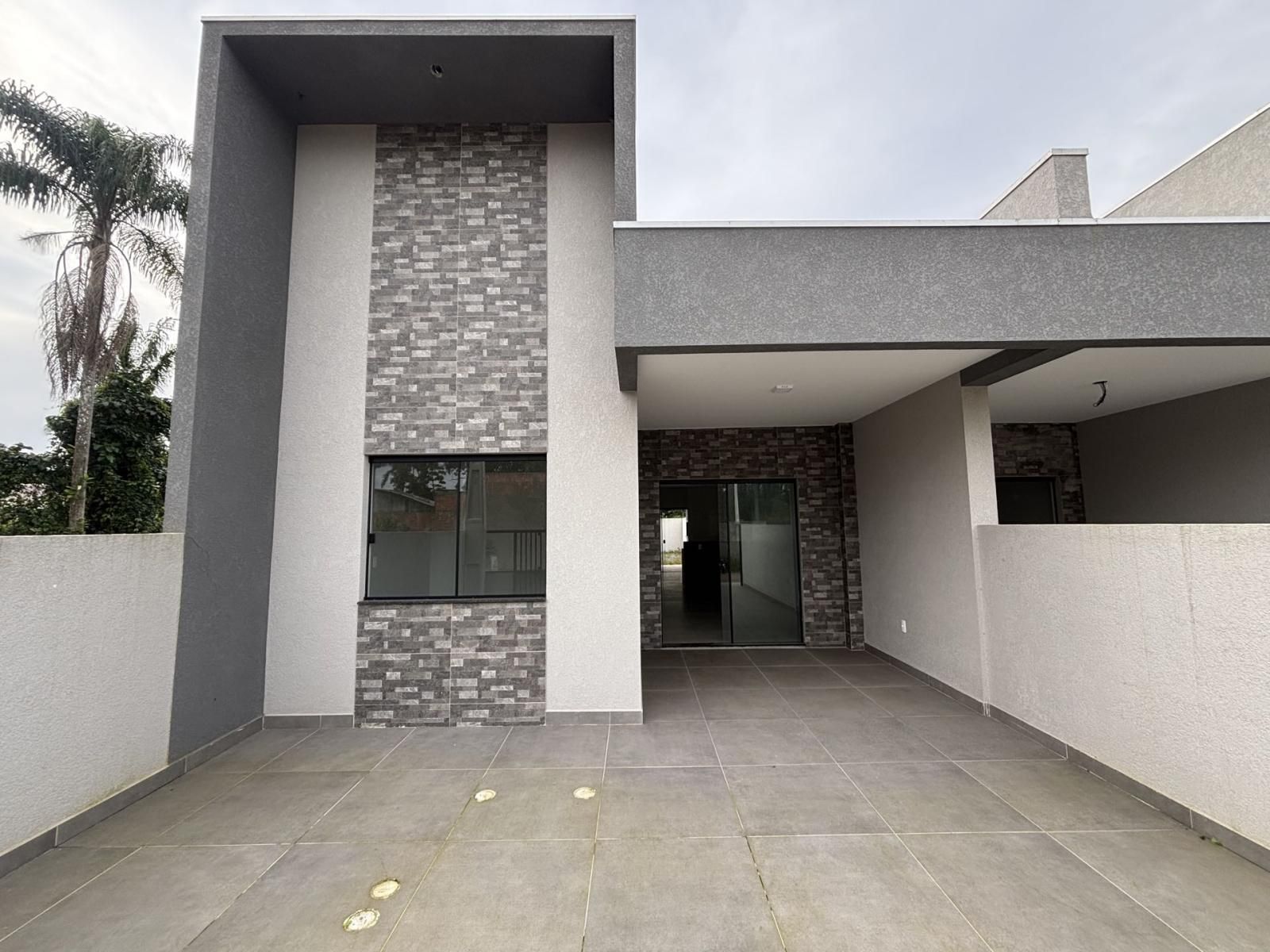 Casa nova com 03 quartos, sendo 01 suíte mais jardim de inverno e amplo espaço de terreno nos fundos próximo a praia do Cristo em Itapoá/SC - Casa em Pontal, Itapoá - à venda - Âncora Imóveis Assessoria Imobiliária LTDA