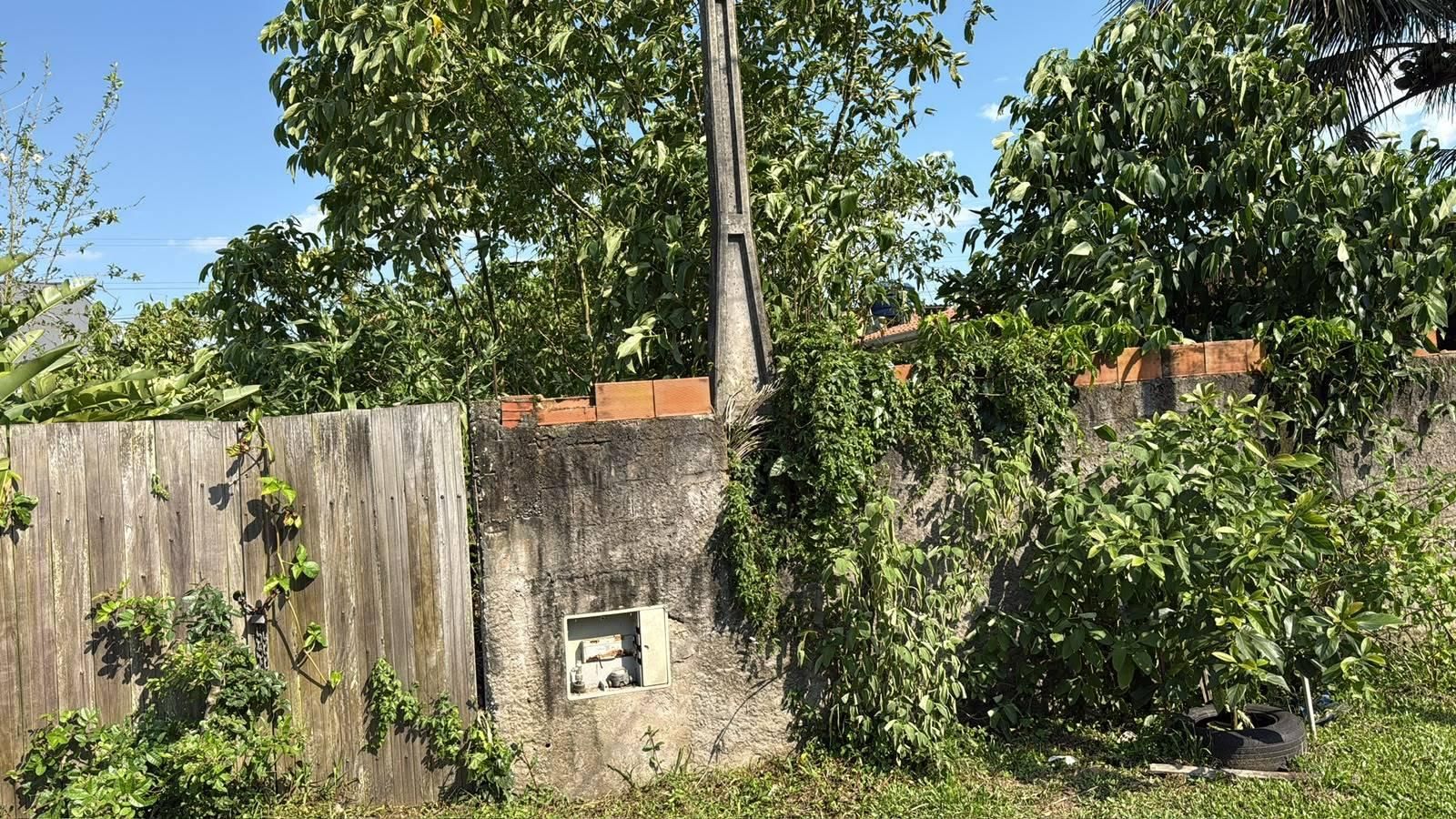 Parede de concreto e madeira