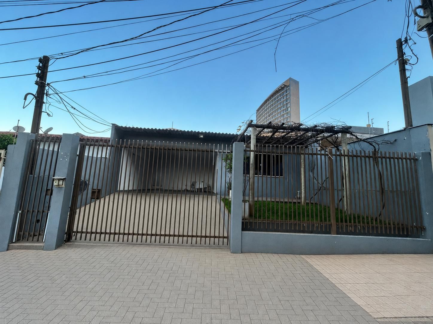 Casa à venda com 300n² de área total no Guanabara próximo av. Madre Leônia