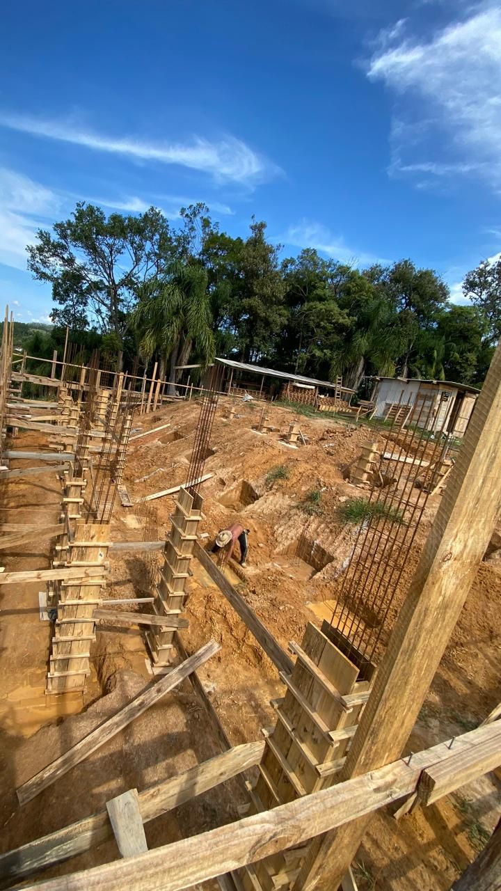 Ferros e formas já executados no terreno em obra da J.Pillares