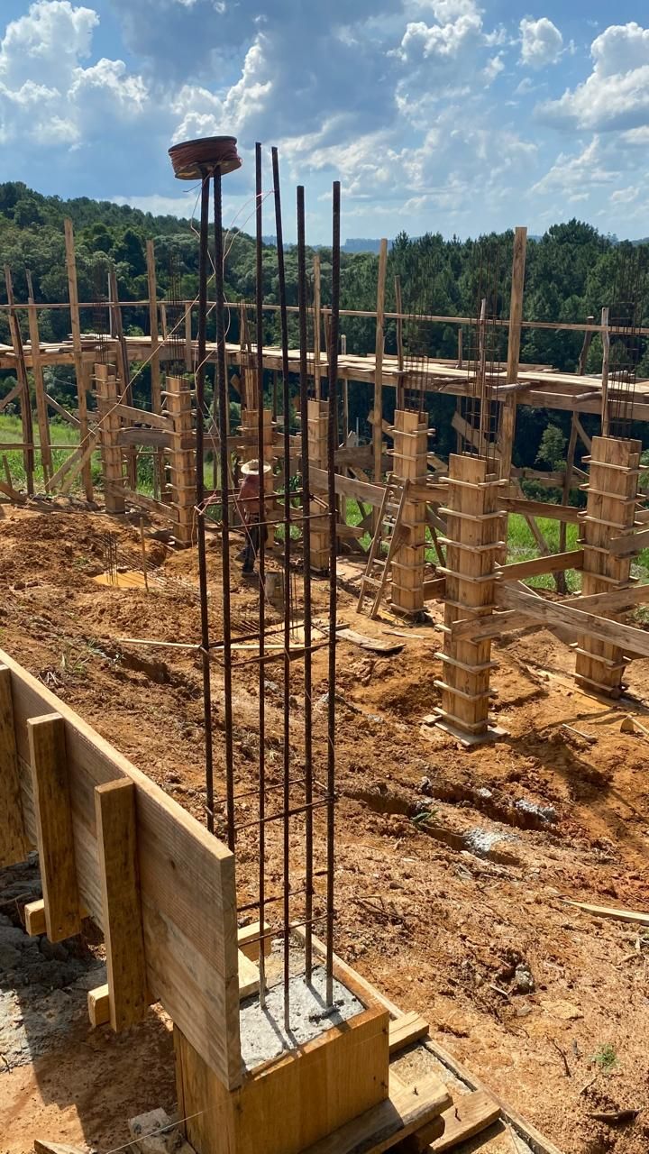 Caixaria e armaduras de ferro em obra residencial da J.Pillares