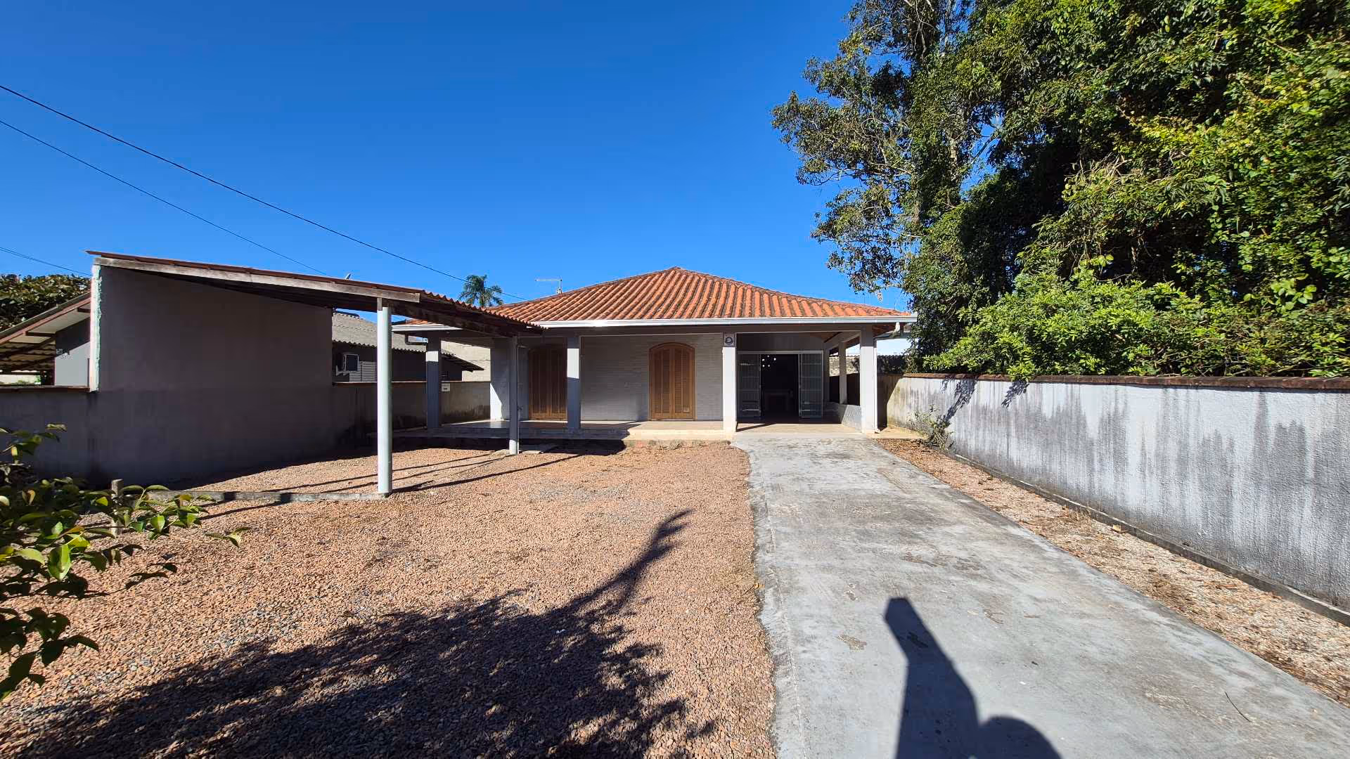 Casa sozinha no terreno com 03 quartos e 02 banheiros sociais, apenas 700 metros do mar, à venda em Itapoá/SC, no Balneário Brasilia - Casa em Itapema do Norte, Itapoá - à venda - Âncora Imóveis Assessoria Imobiliária LTDA
